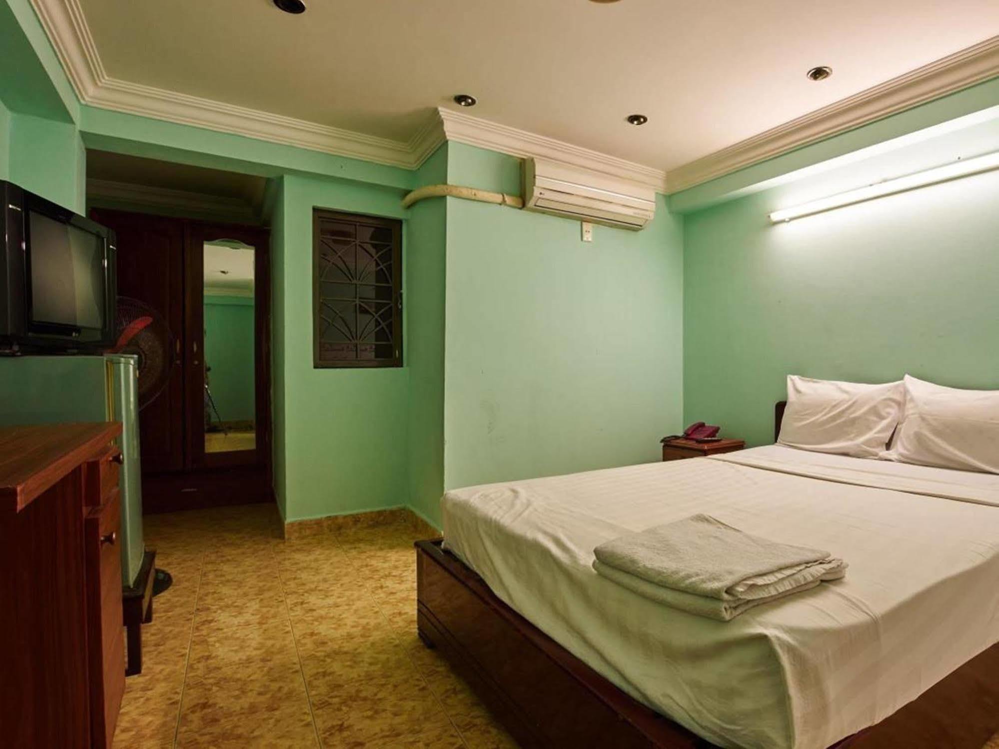 Ha Vy Hotel Ho Chi Minh City Exterior photo