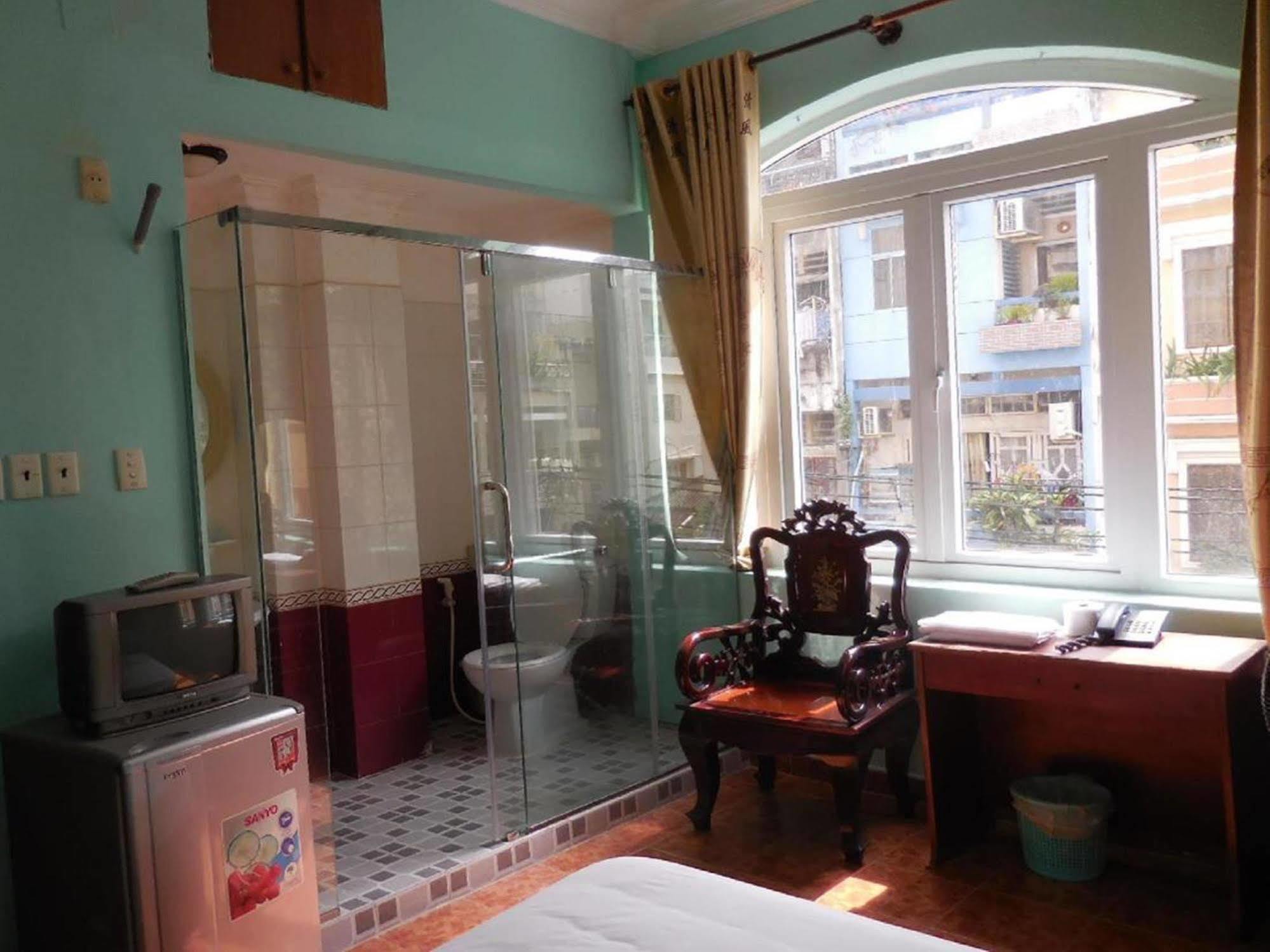 Ha Vy Hotel Ho Chi Minh City Exterior photo