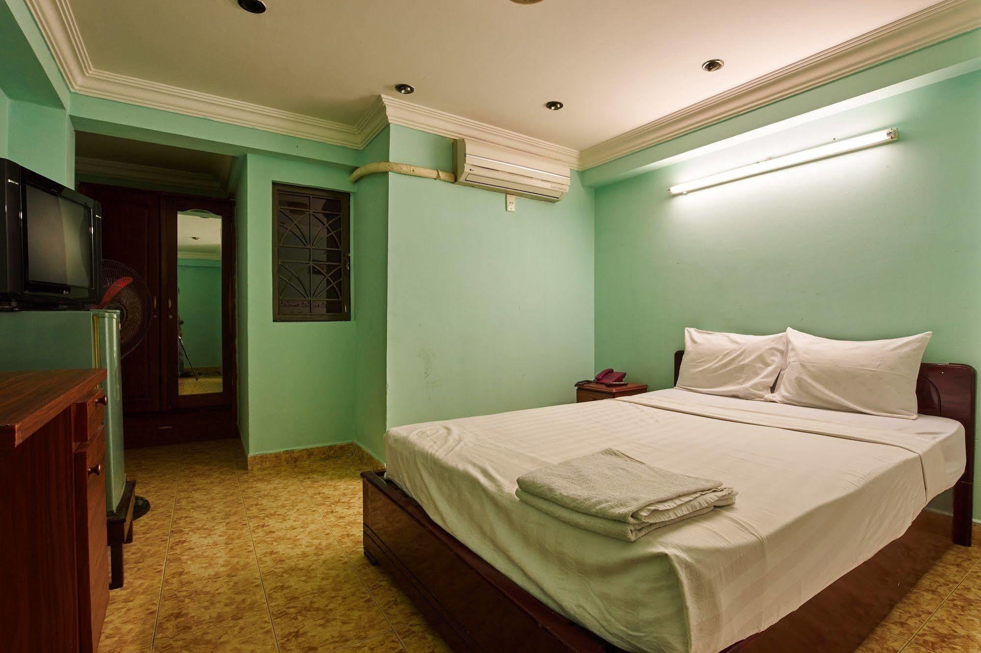 Ha Vy Hotel Ho Chi Minh City Exterior photo