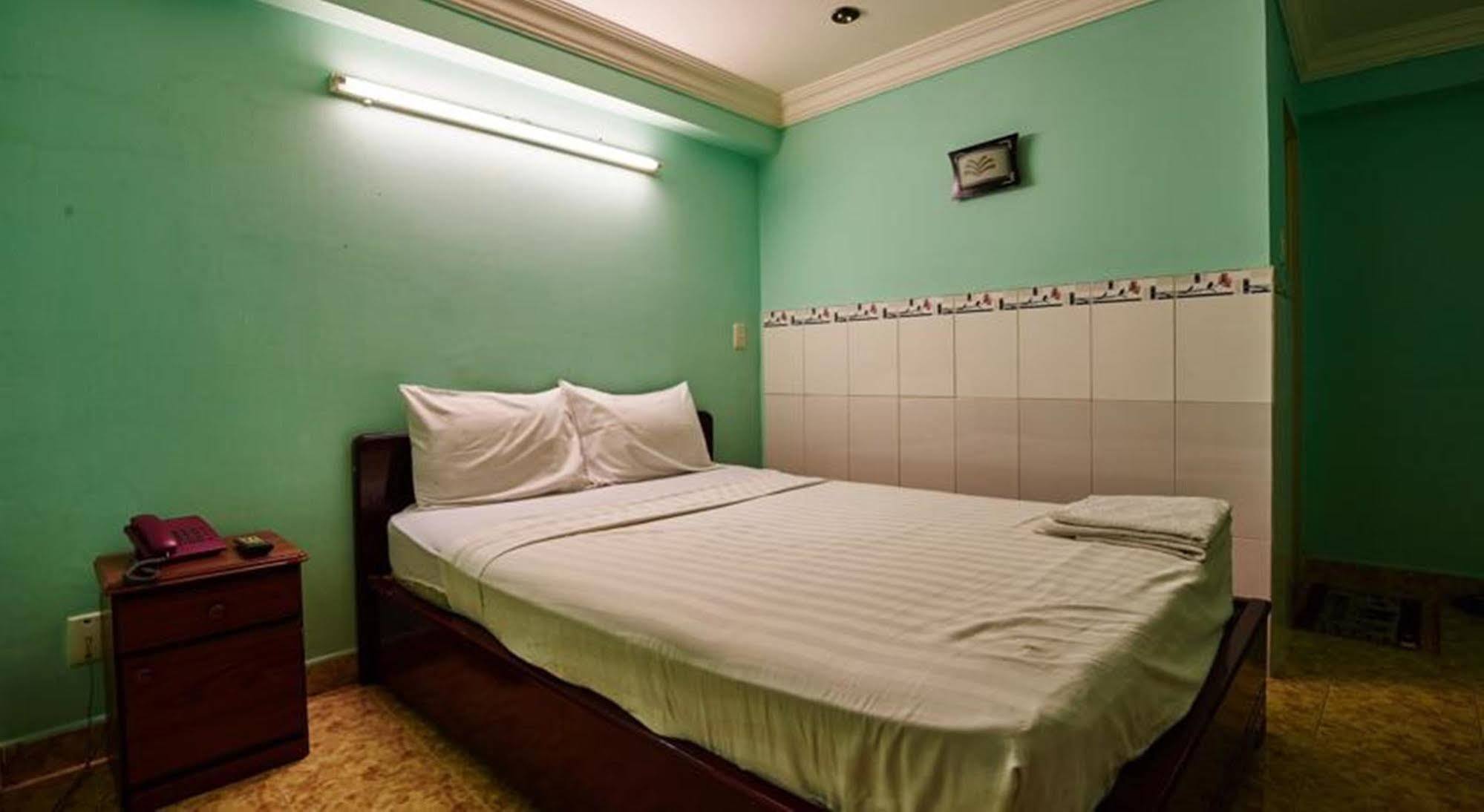 Ha Vy Hotel Ho Chi Minh City Exterior photo