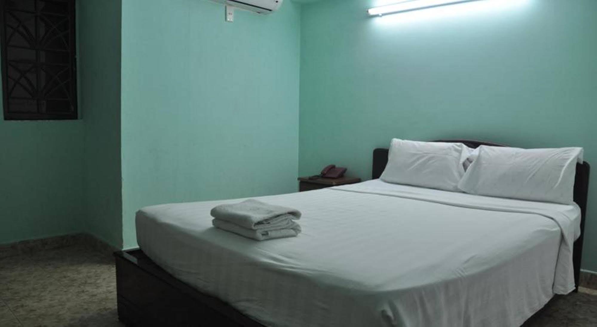 Ha Vy Hotel Ho Chi Minh City Exterior photo